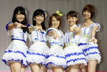 　笑顔でポーズをとる（左から）横山由依、渡辺麻友、高橋みなみ、大島優子、篠田麻里子＝東京・ベルサール秋葉原（撮影・北野将市）