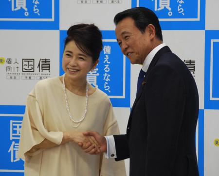 　女優の風吹ジュンと麻生太郎財務相（右）