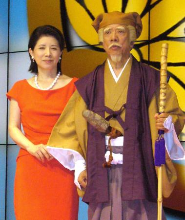 　お笑い芸人・西川きよしと特別出演の歌手・森昌子（左）