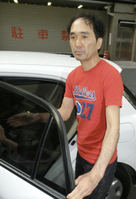 　憔悴した表情で車に乗り込む江頭２：５０＝東京・新宿警察署