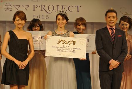 　美ママのグランプリに輝いた仲井ひとみさん（中）を祝福したはなわと東原亜希＝東京・六本木