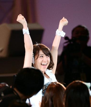 昨年のＡＫＢ総選挙で１位を獲得し、会心のガッツポーズをする大島優子＝２０１２年６月６日、日本武道館