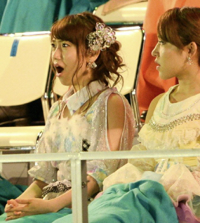 　３位・渡辺麻友のアナウンスにびっくり顔の大島優子（中央）＝日産スタジアム（撮影・開出　牧）