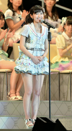 　３位となり、笑顔でスピーチする渡辺麻友（撮影・会津智海）