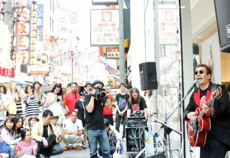 ストリートライブを行った嘉門達夫＝大阪・道頓堀