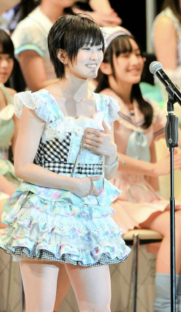 　１４位に入り笑顔であいさつする山本彩＝日産スタジアム（撮影・北野将市）