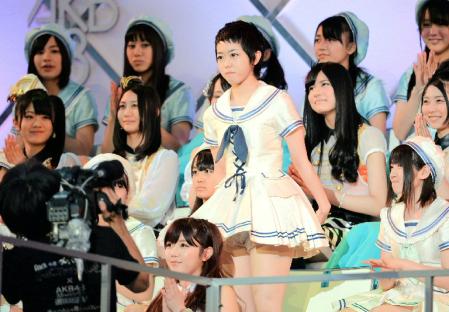 　１８位に選ばれ、堂々と席を立つ峯岸みなみ＝日産スタジアム（撮影・北野将市）