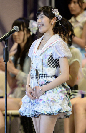 　３位となり、笑顔でスピーチする渡辺麻友（撮影・会津智海）