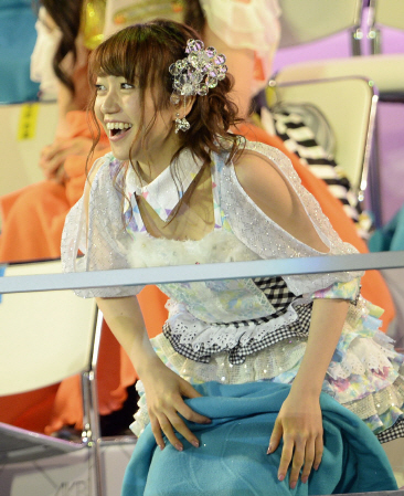 　２位に陥落し、驚いた表情を見せる大島優子（撮影・北野将市）