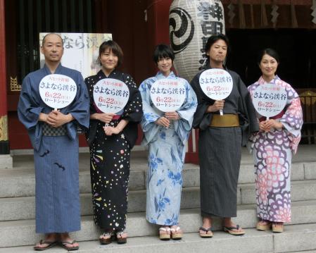 　ヒット祈願を行った（左から）大森立嗣監督、鈴木杏、真木よう子、大西信満、鶴田真由＝東京・神田明神