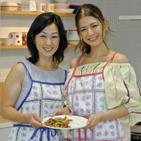 母・キャサリン（左）とカレーなどを料理したスザンヌ