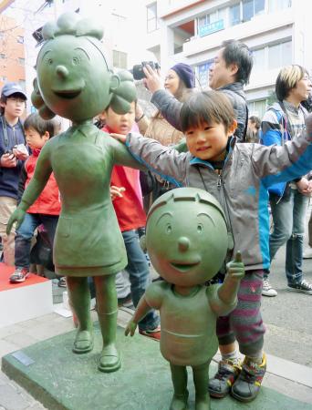 　世田谷区桜新町に設置された人気漫画「サザエさん」の銅像