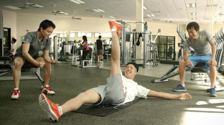 　「ドライゼロ」の新ＣＭに出演する石川遼（中）