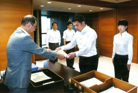 　西村泰彦警視総監（左）から警視総監賞を授与される男性巡査と女性巡査長（右）＝警視庁（警視庁提供）