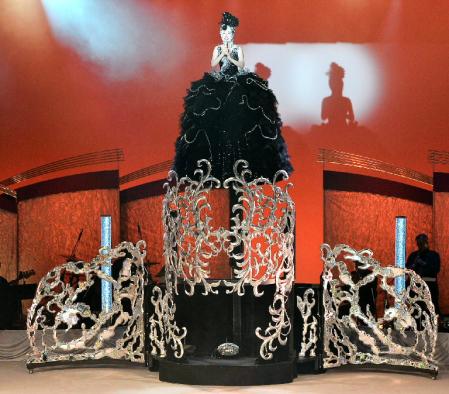 ５０周年豪華衣装で会場を沸かせる小林幸子＝横須賀市文化会館（撮影・会津智海）