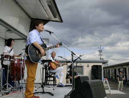 　仮設住宅の隣でライブを行ったアリスの（左から）矢沢透、堀内孝雄、谷村新司