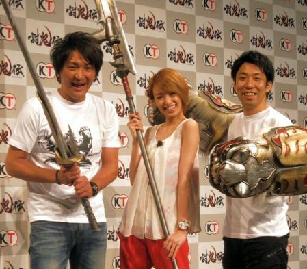 ゲームに登場する武器を手に笑顔の（左から）真栄田賢、南明奈、佐藤哲夫
