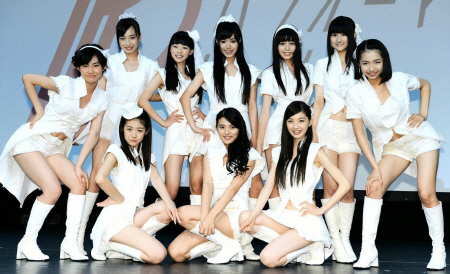 記念写真に納まる東京パフォーマンスドールのメンバー（前列左から）脇あかり、美波沙南、高嶋菜七、上西星来、浜崎香帆（後列左から）神宮沙紀、橘二葉、小林晏夕、飯田桜子、櫻井紗季＝ＣＢＧＫシブゲキ（撮影・北野将市）