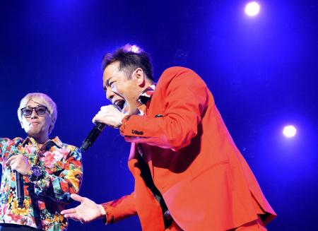 　真っ赤なスーツ姿で熱唱する田原俊彦＝東京都港区の赤坂ＢＬＩＴＺ（撮影・吉澤敬太）