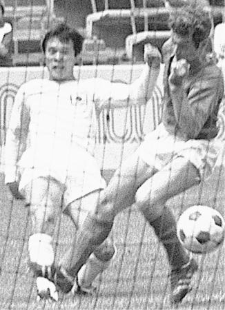 　１９６８年１０月、メキシコ五輪サッカーの３位決定戦で活躍する釜本（共同）