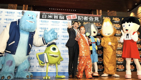 映画「モンスターズユニバーシティ」をＰＲした石田靖（中央左）と池乃めだか＝大阪市内