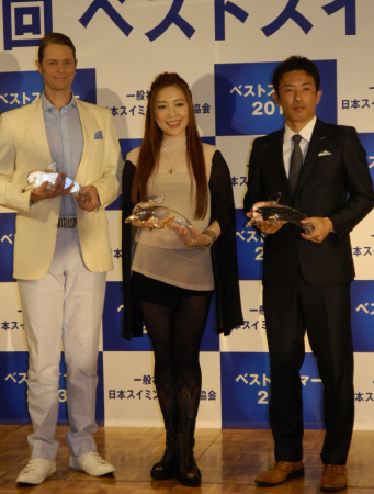 　「ベストスイマー２０１３」を受賞した（左から）セイン・カミュ、平原綾香、赤星憲広氏＝東京・目黒雅叙園