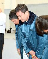 ２２日午前０時１５分、報道陣を前に会見する岩本光弘さん（左）と辛坊治郎氏＝東京・新宿の吉本興業東京本部