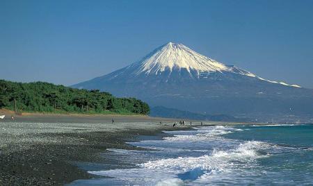 　静岡市の三保松原から望む富士山（文化庁提供）