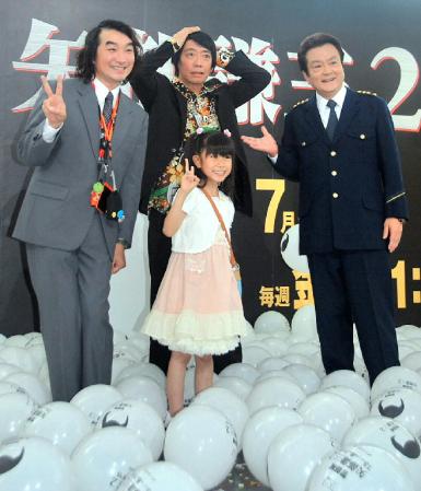 上から降ってきた風船の風で、ズレた？カツラを気にする生瀬勝久（後列中央）