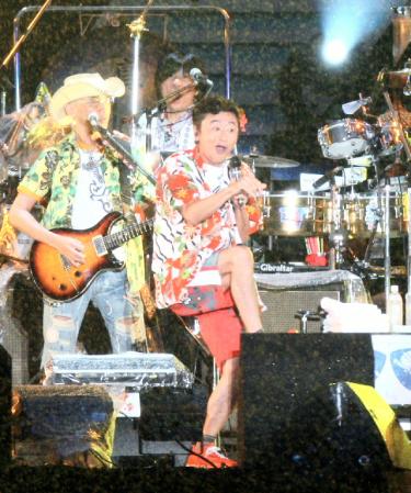 大雨の降る中、熱いステージでファンを沸かせる桑田佳祐（右）らサザンオールスターズ＝０８年８月２４日、日産スタジアム