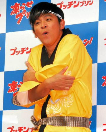 すべり芸でギネス記録に挑戦したいと語った岡田圭右＝東京・新宿スーパープレミアム前
