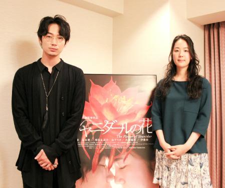 映画「シャニダールの花」のＰＲ会見を行った綾野剛（左）と黒木華＝大阪市内