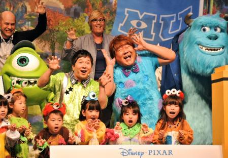 マイクとサリーをイメージした衣装でポーズを決める田中裕二と石塚英彦