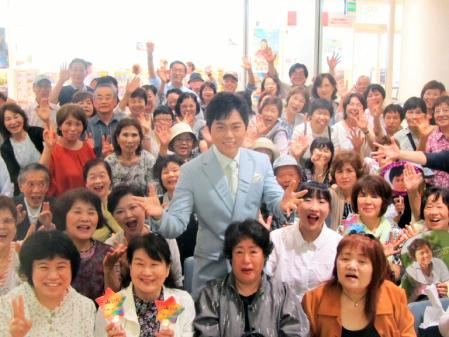 雨天の中、イベントを開催した三山ひろし＝横浜市・たまプラーザ