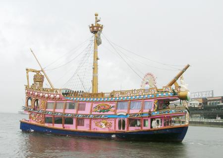 　神戸港を出航する「海賊船」