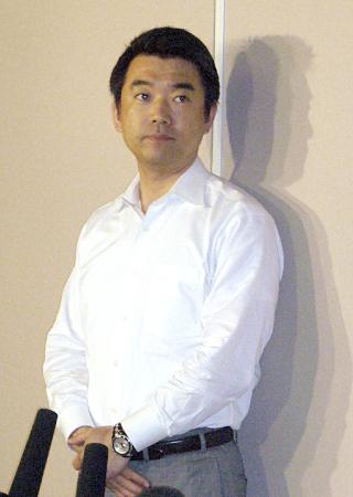 　記者からの質問に答える橋下徹大阪市長＝大阪市役所