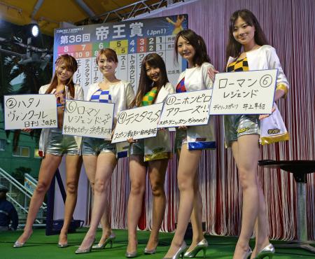 　帝王賞の予想をする「スクープ！？」のメンバー（右から）デイリースポーツ担当の井上早紀、おのののか、由井香織、浜崎真衣実、佐野真彩＝大井競馬場（撮影・三好信也）