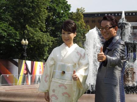 　公式上映を前に気合の入る水谷豊（右）、伊藤蘭夫妻＝モスクワ市・プーシキン劇場前