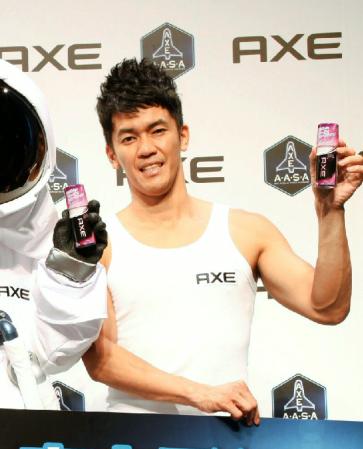 ホームレスを卒業した武井壮（右）＝東京・渋谷