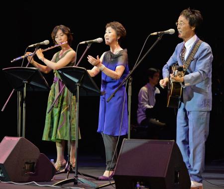 　親子で４０周年コンサートのステージに立つダ・カーポ（左から）榊原麻理子、広子、まさとし＝東京・大田区民ホール（撮影・田村亮介）