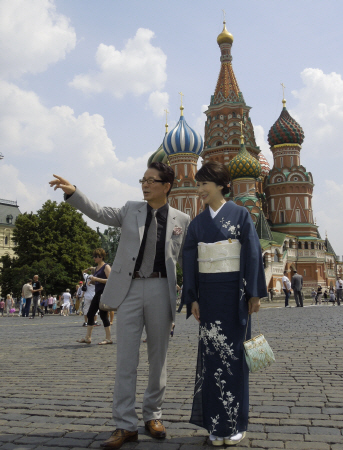 　赤の広場を訪れた水谷豊（左）と伊藤蘭＝モスクワ市・赤の広場の聖ワシリイ大聖堂前