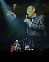 　故・小野ヤスシさんが愛用したギターで「長い夜」を熱唱する松山千春＝都内のホテル（撮影・開出　牧）