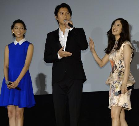 　初日舞台あいさつを行う（左から）杏、福山雅治、吉高由里子＝ＴＯＨＯシネマズ日劇（撮影・田村亮介）