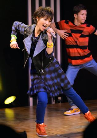 　リスナーの前で「友達より大事な人」を歌う剛力彩芽