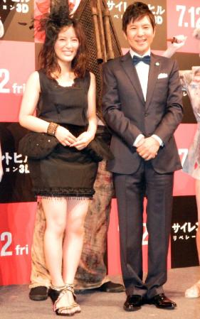 「サイレントヒル：リベレーション３Ｄ」上映会に出席した（左から）福田彩乃、関根勤＝東京・新橋のスペースＦＳ汐留