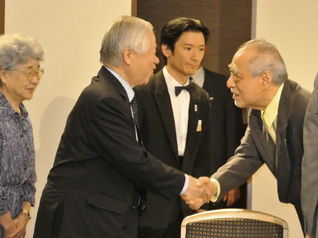 拉致被害者家族の横田滋さん（左から２人目）と握手を交わす津川雅彦（右端）＝東京・半蔵門