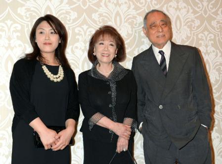 今年６月、勝新太郎さんを偲ぶ会に出席した津川雅彦、朝丘雪路、長女・真由子（右から）