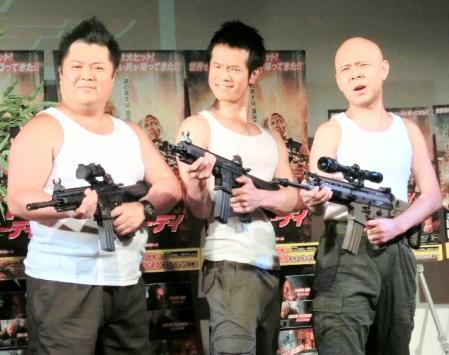 ポーズを決める（左から）小杉竜一、庄司智春＝東京・六本木