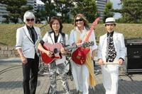 　アマチュア時代の活動拠点だった大阪城ホール横の「城天」に凱旋したシャ乱Ｑの（左から）たいせい、つんく♂、はたけ、まこと