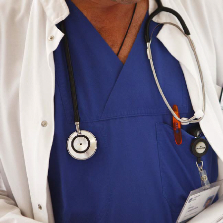 64歳の女性が軟膏と間違えて瞬間接着剤を唇にくっつけて大騒動！医者も驚いた！？